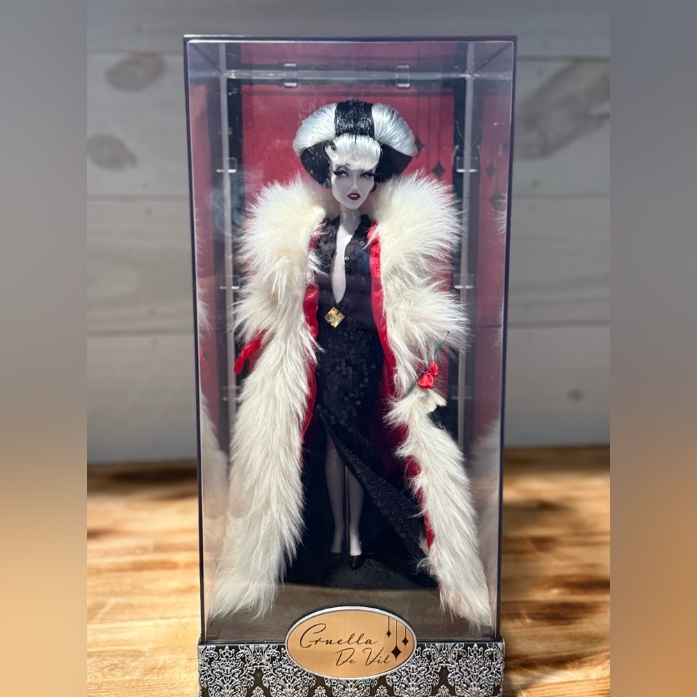 Disney Store Villians Designer Collection Cruella De Vil [Manic Style] - Picture 8 of 13